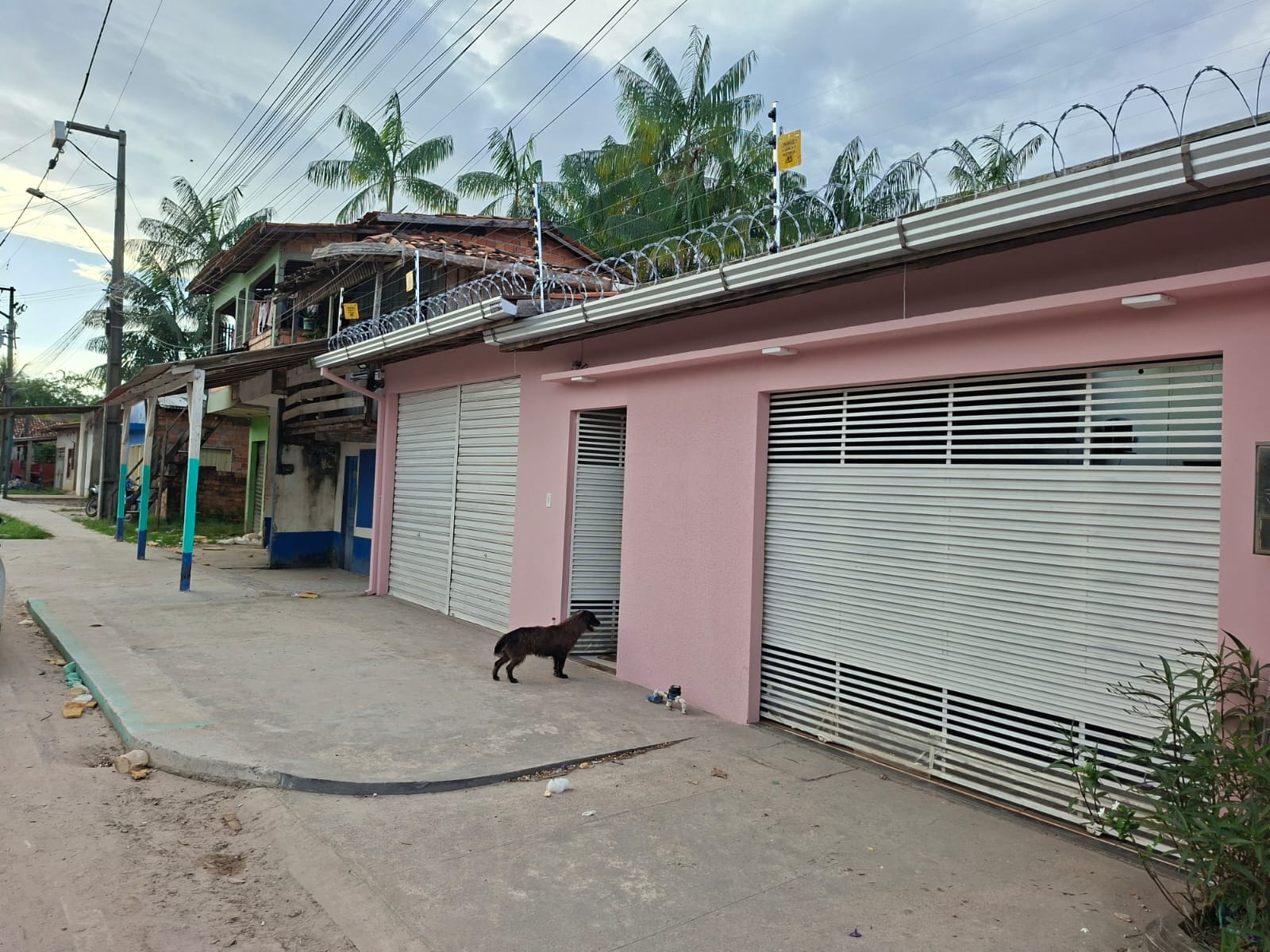 EXCELENTE IMÓVEL COM PISCINA DISPONÍVEL PARA LOCAÇÃO EM BARCARENA-PA