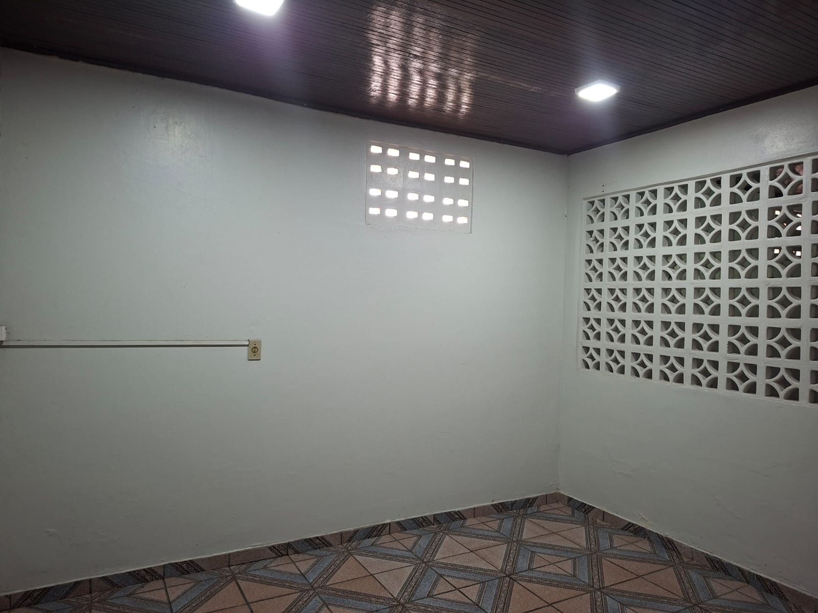 CASA PARA ALUGAR - TERREO - VILA DOS CABANOS