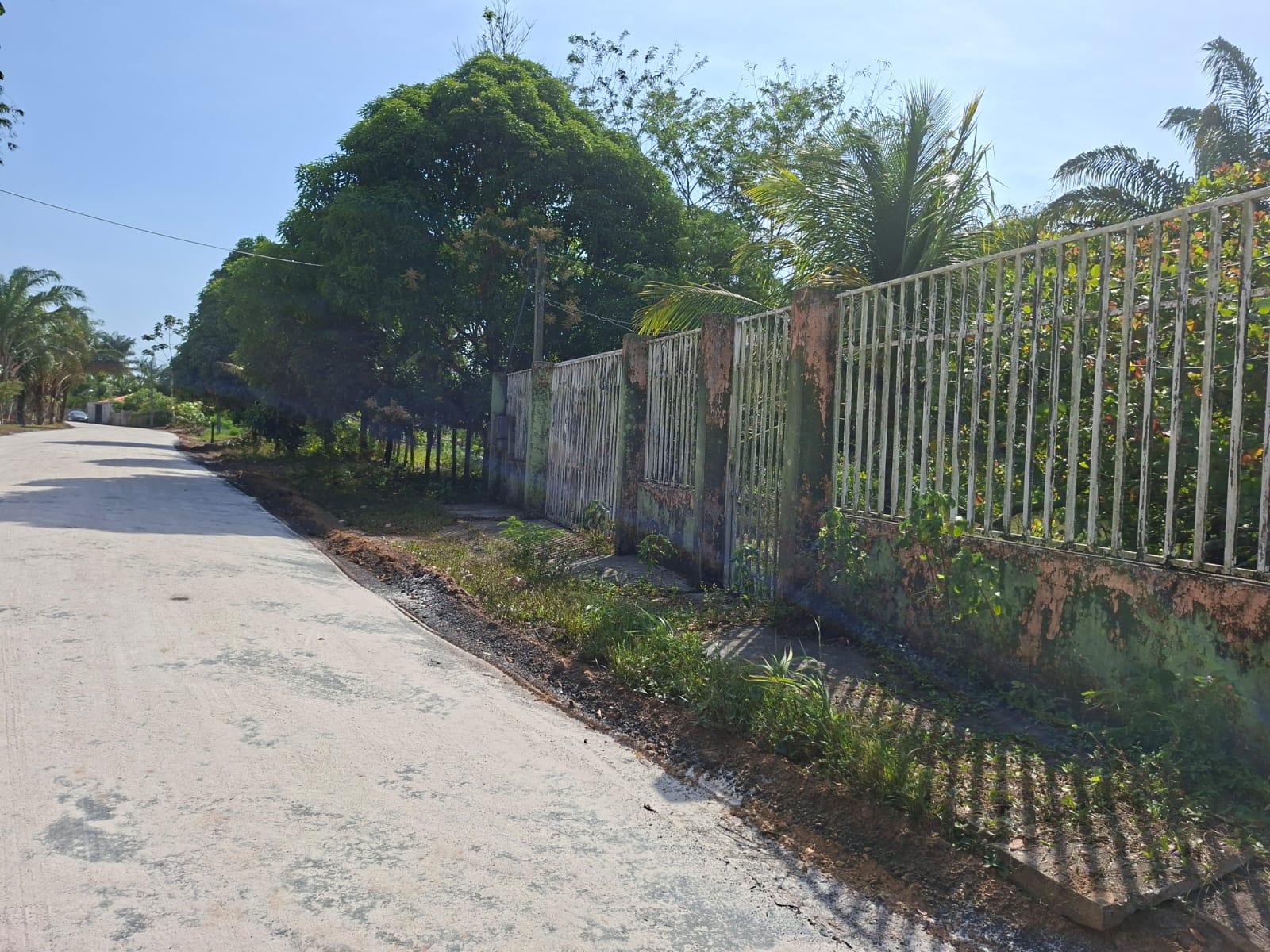 VENDO CASA COM TERRENO MEDINDO 15 X 180 - BAIRRO FAZENDINHA - A 800 M DA PRAIA - BARCARENA/PA.