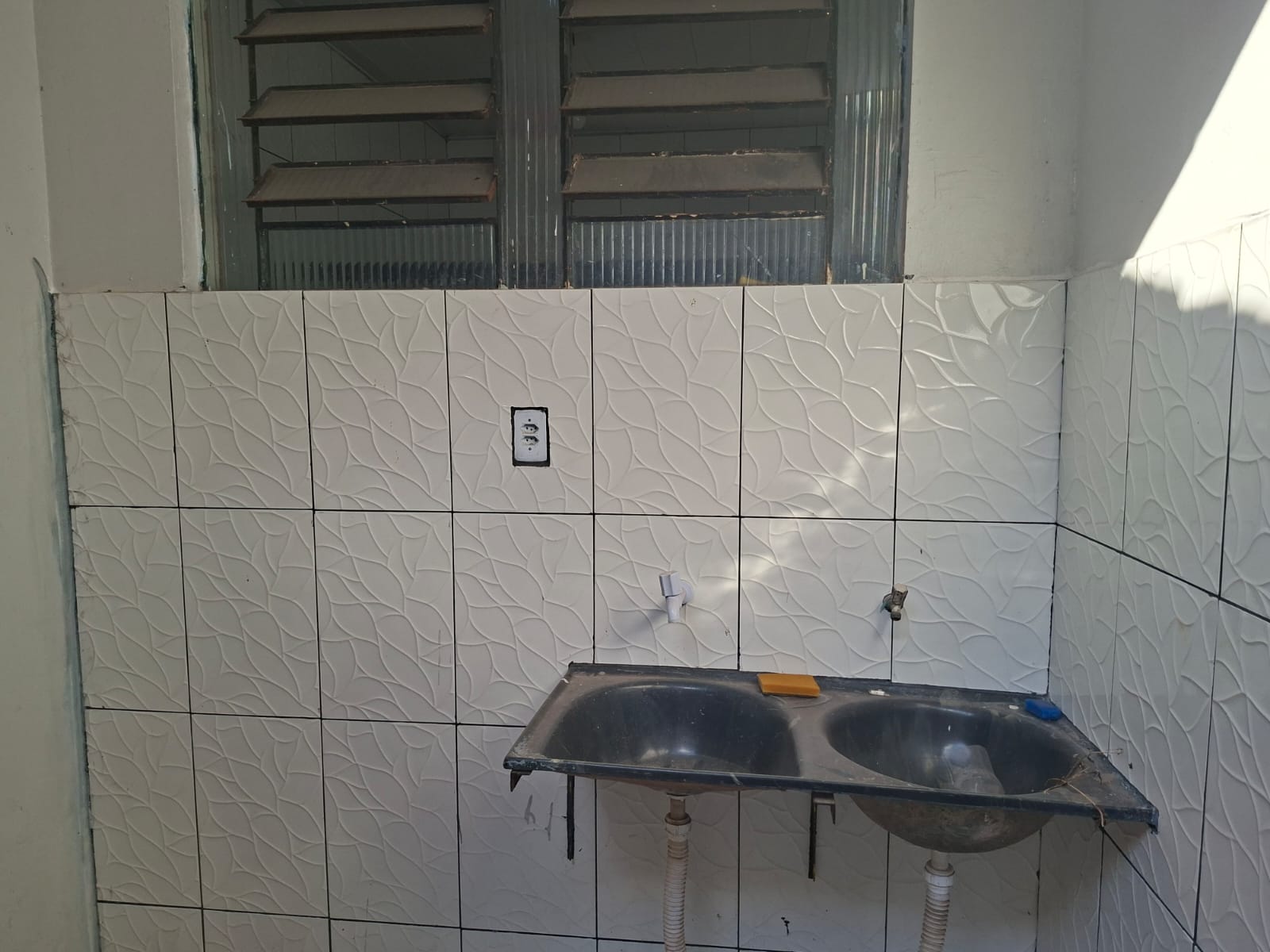 OPORTUNIDADE PARA MORAR OU INVESTIR EM VILA DOS CABANOS - CASA À VENDA (ACEITA VEÍCULO COMO PARTE DO PAGAMENTO).