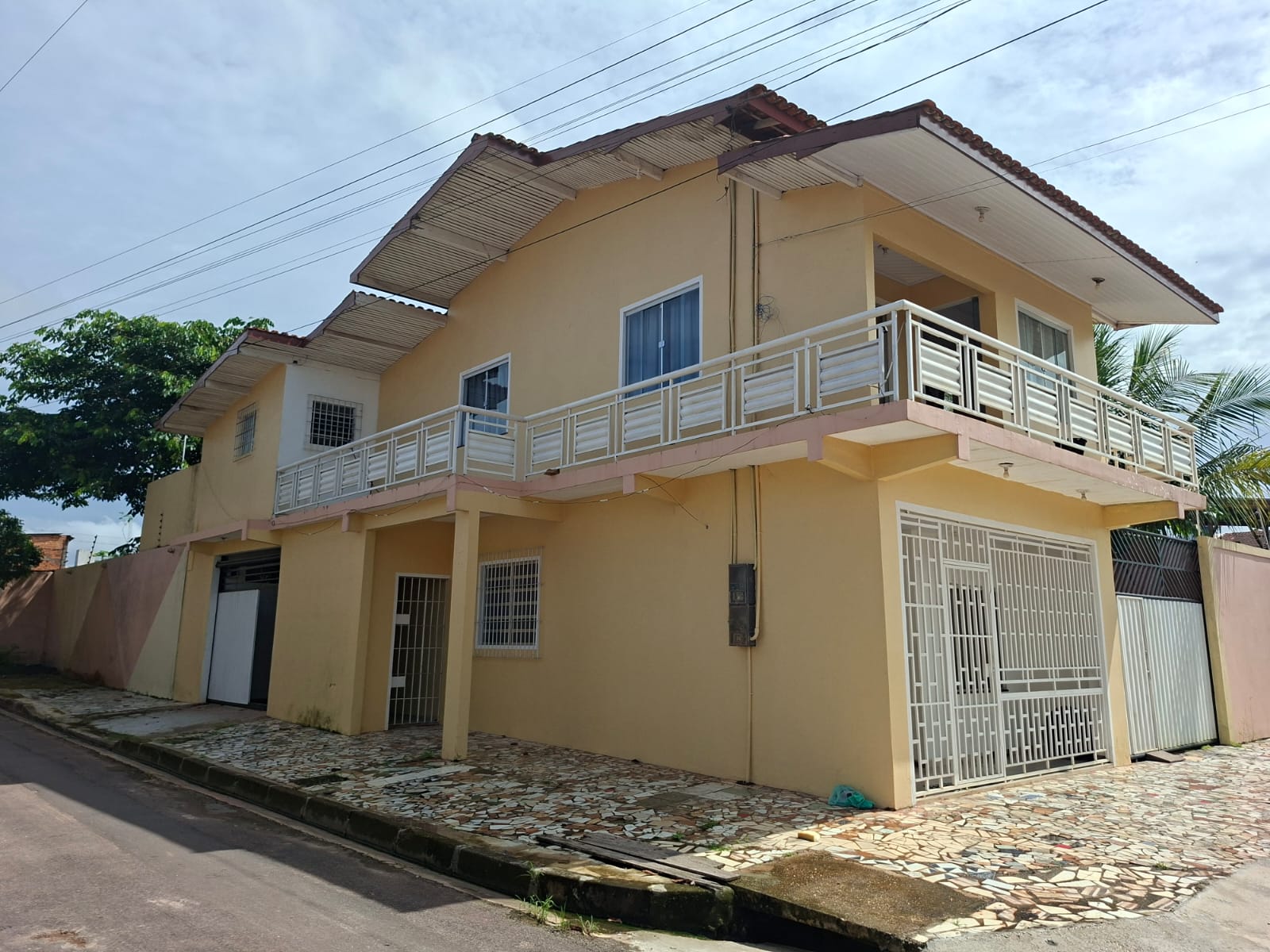 EXCELENTE CASA PARA LOCAÇÃO - BEM VENTILADA E COM ÓTIMO ACABAMENTO - 2° PAVIMENTO - BAIRRO BEIRA RIO - BARCARENA/PA.