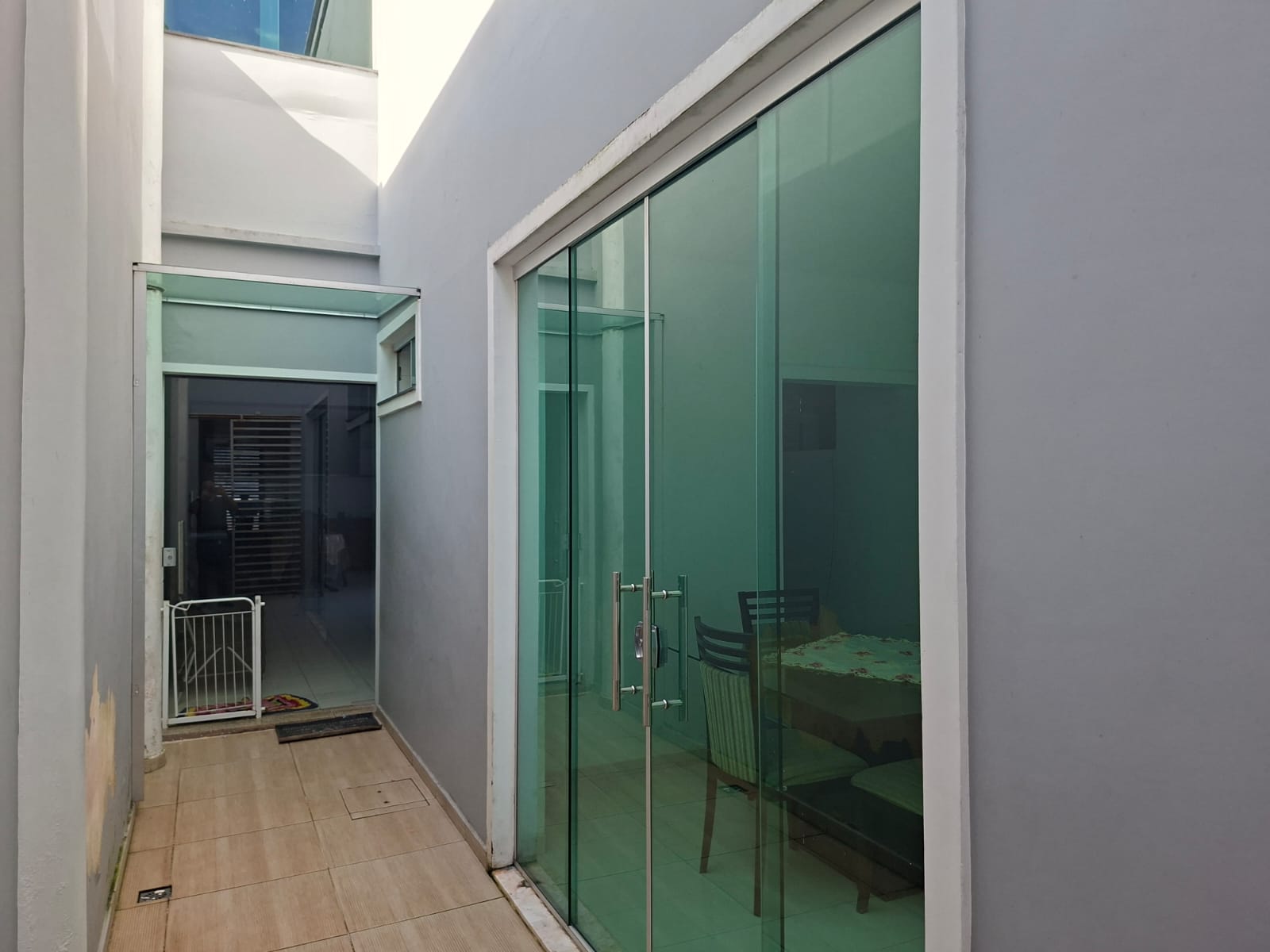EXCELENTE CASA DE 2 PAVIMENTOS COM MOBÍLHAS, PADRÃO MODERNO - PARA LOCAÇÃO - VILA DOS CABANOS - BARCARENA/PA.