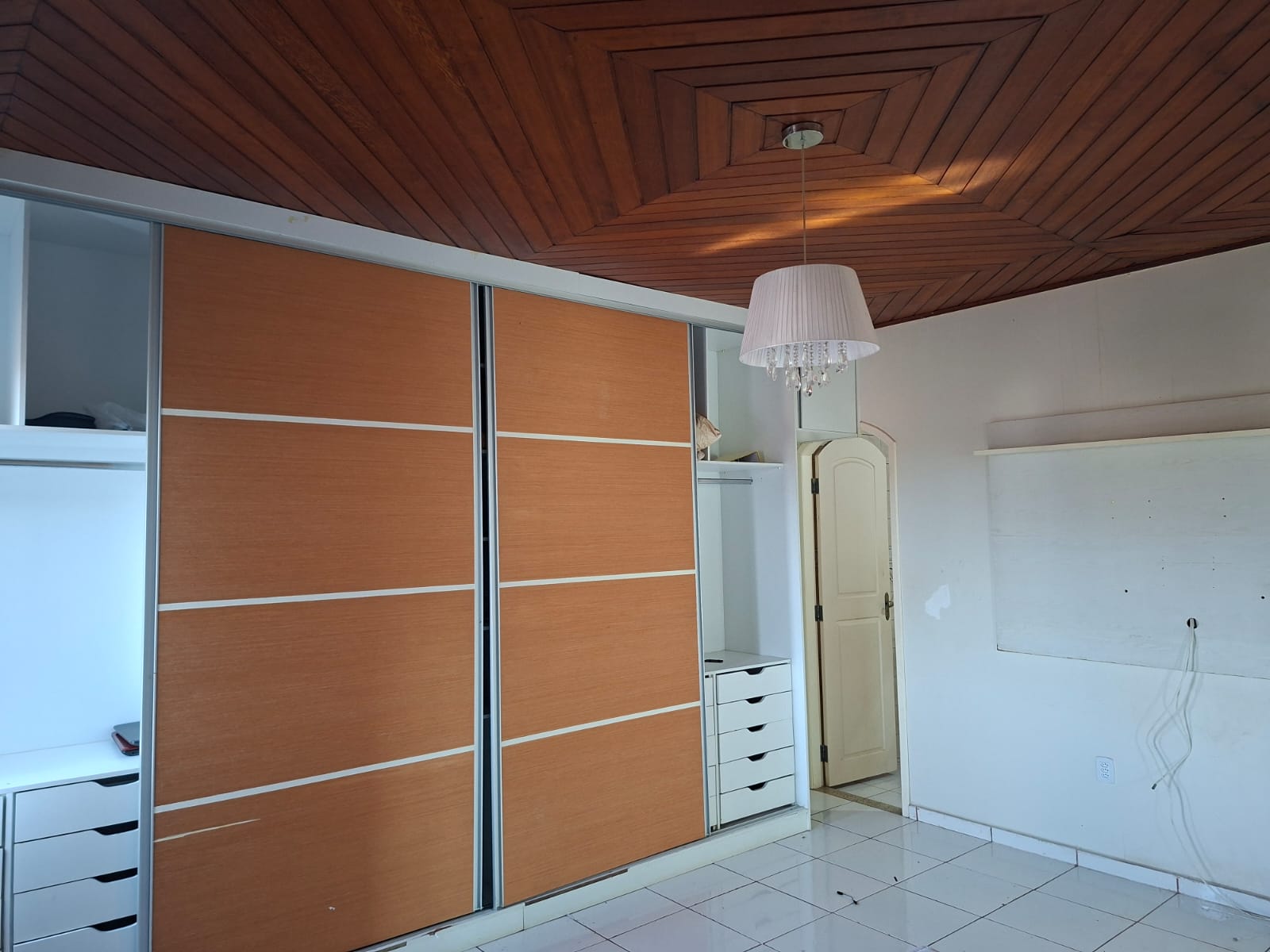 EXCELENTE CASA DE 2 PAVIMENTOS COM MOBÍLHAS, PADRÃO MODERNO - PARA LOCAÇÃO - VILA DOS CABANOS - BARCARENA/PA.