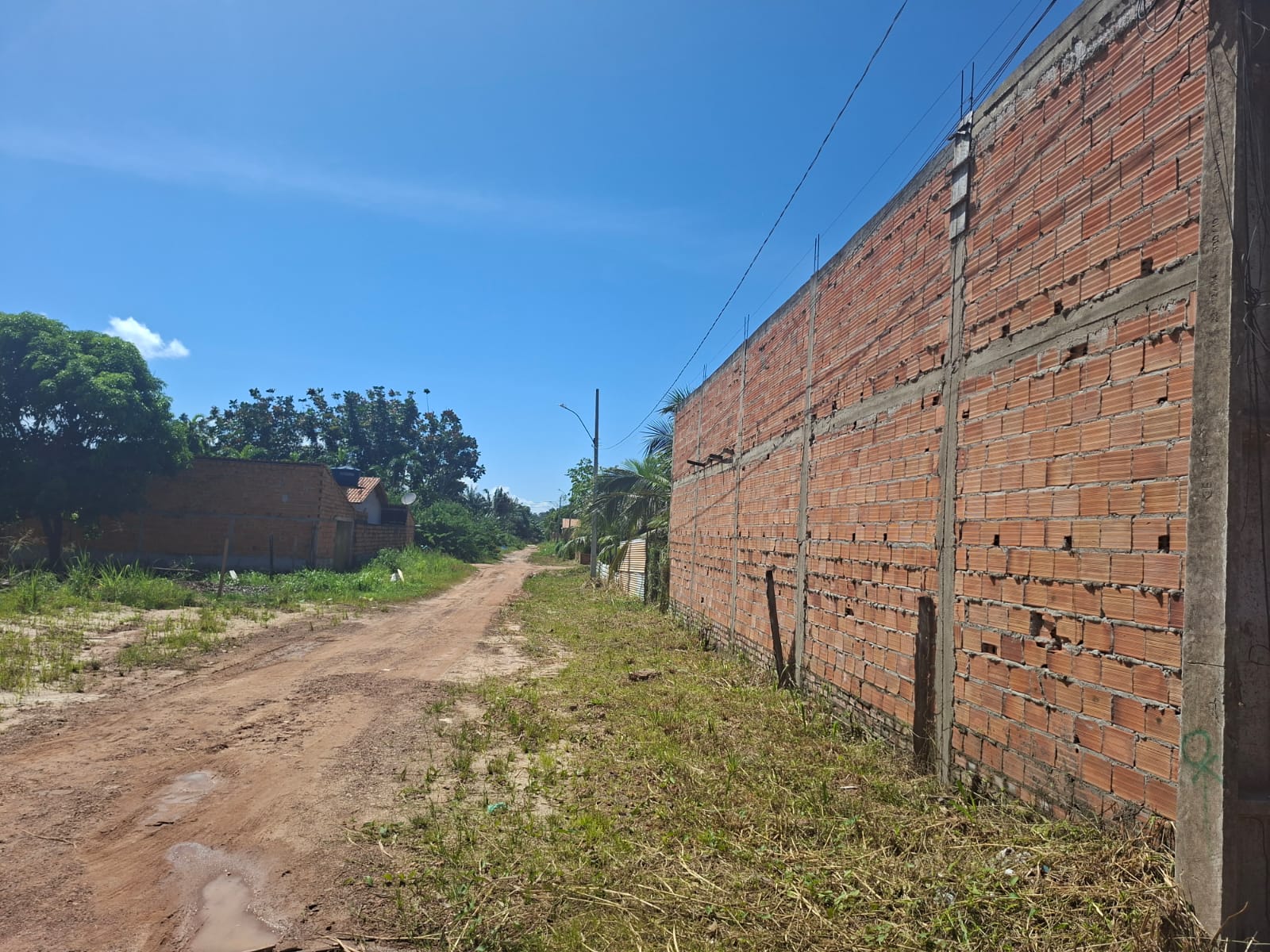 ATENÇÃO INVESTIDORES – VENDO UM IMÓVEL URBANO RESIDENCIAL/COMERCIAL COM GALPÃO – MEDINDO 1.800 M² - EM VILA DOS CABANOS – BARCARENA/PA.