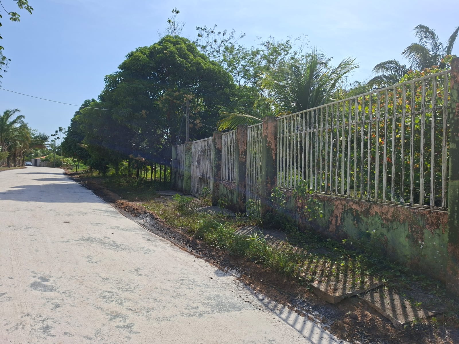 VENDO CASA COM TERRENO MEDINDO 15 X 180 - BAIRRO FAZENDINHA - A 800 M DA PRAIA - BARCARENA/PA.