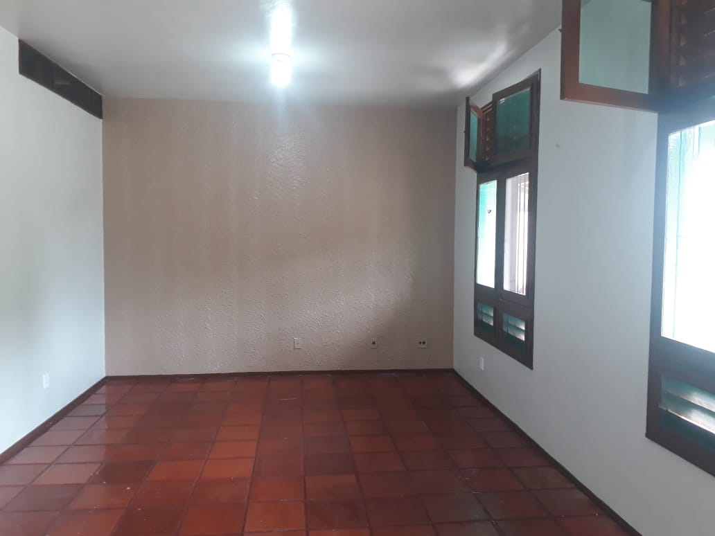 CASA A VENDA - NÚCLEO URBANO - VILA DOS CABANOS