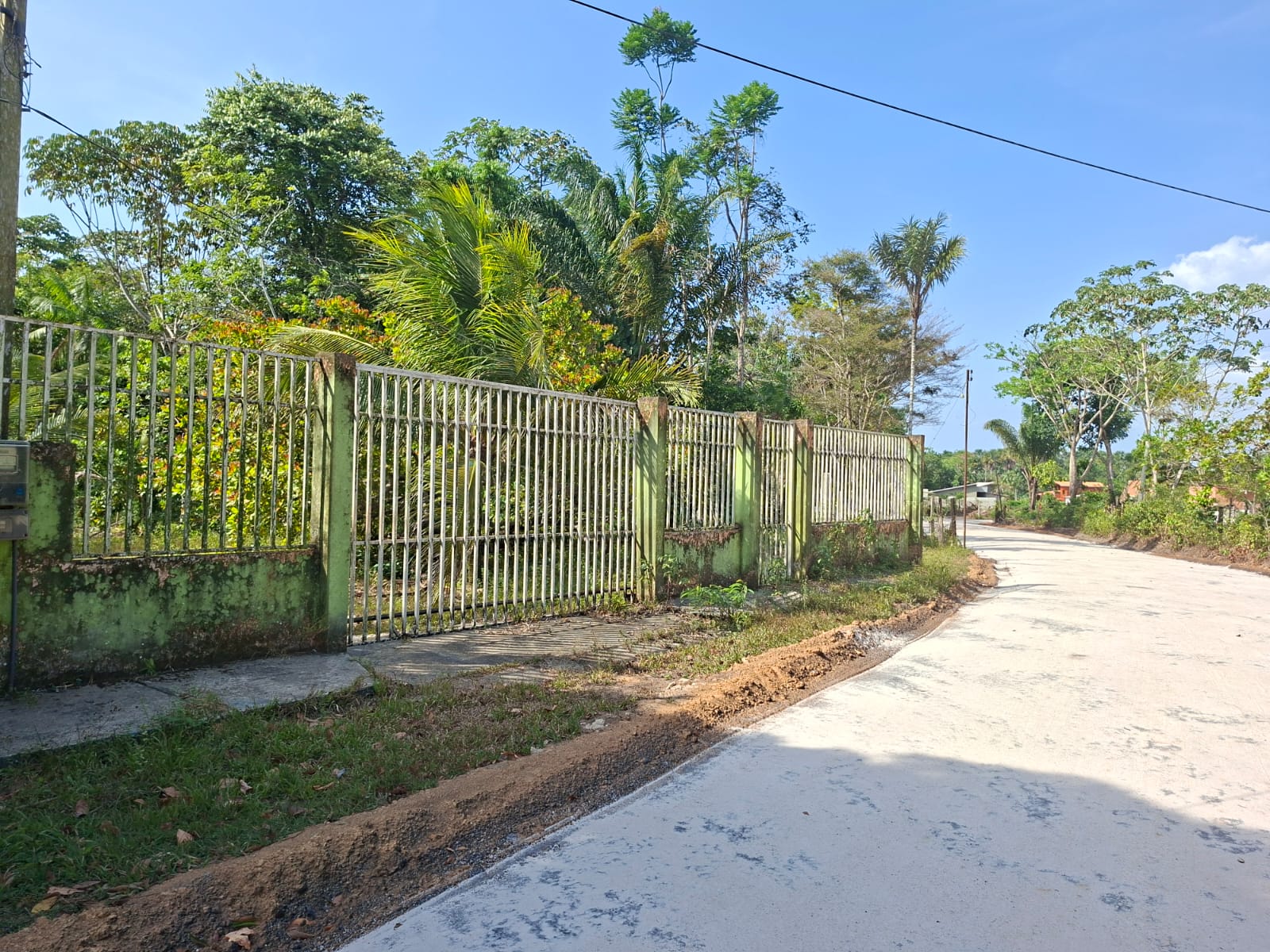 VENDO CASA COM TERRENO MEDINDO 15 X 180 - BAIRRO FAZENDINHA - A 800 M DA PRAIA - BARCARENA/PA.
