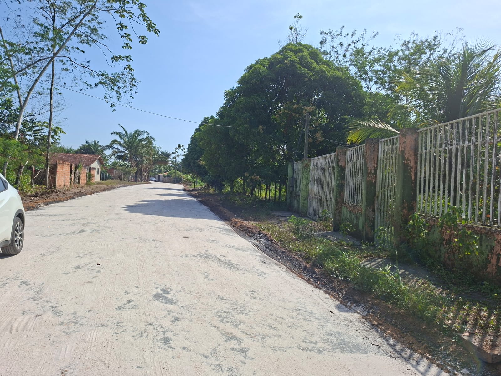 VENDO CASA COM TERRENO MEDINDO 15 X 180 - BAIRRO FAZENDINHA - A 800 M DA PRAIA - BARCARENA/PA.