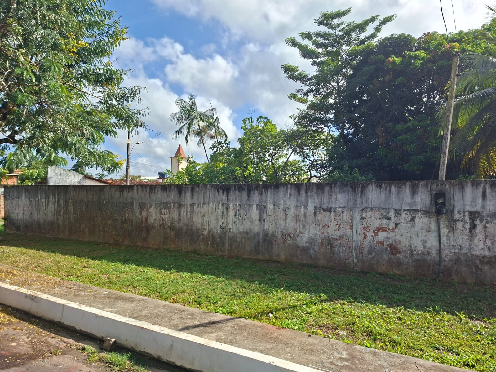 VENDO IMÓVEL COM ÓTIMA LOCALIZAÇÃO - ÁREA MEDINDO 30 X 40 - BAIRRO BETÂNIA – BARCARENA/PA.