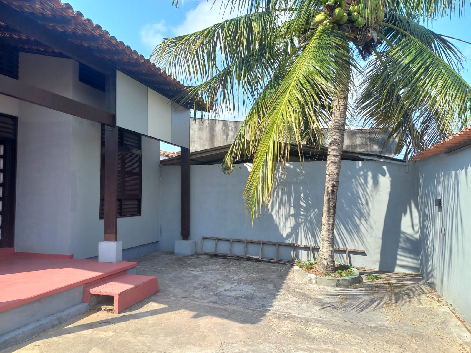 CASA A VENDA COM ÓTIMA LOCALIZAÇÃO- ACEITA FINANCIAMENTO