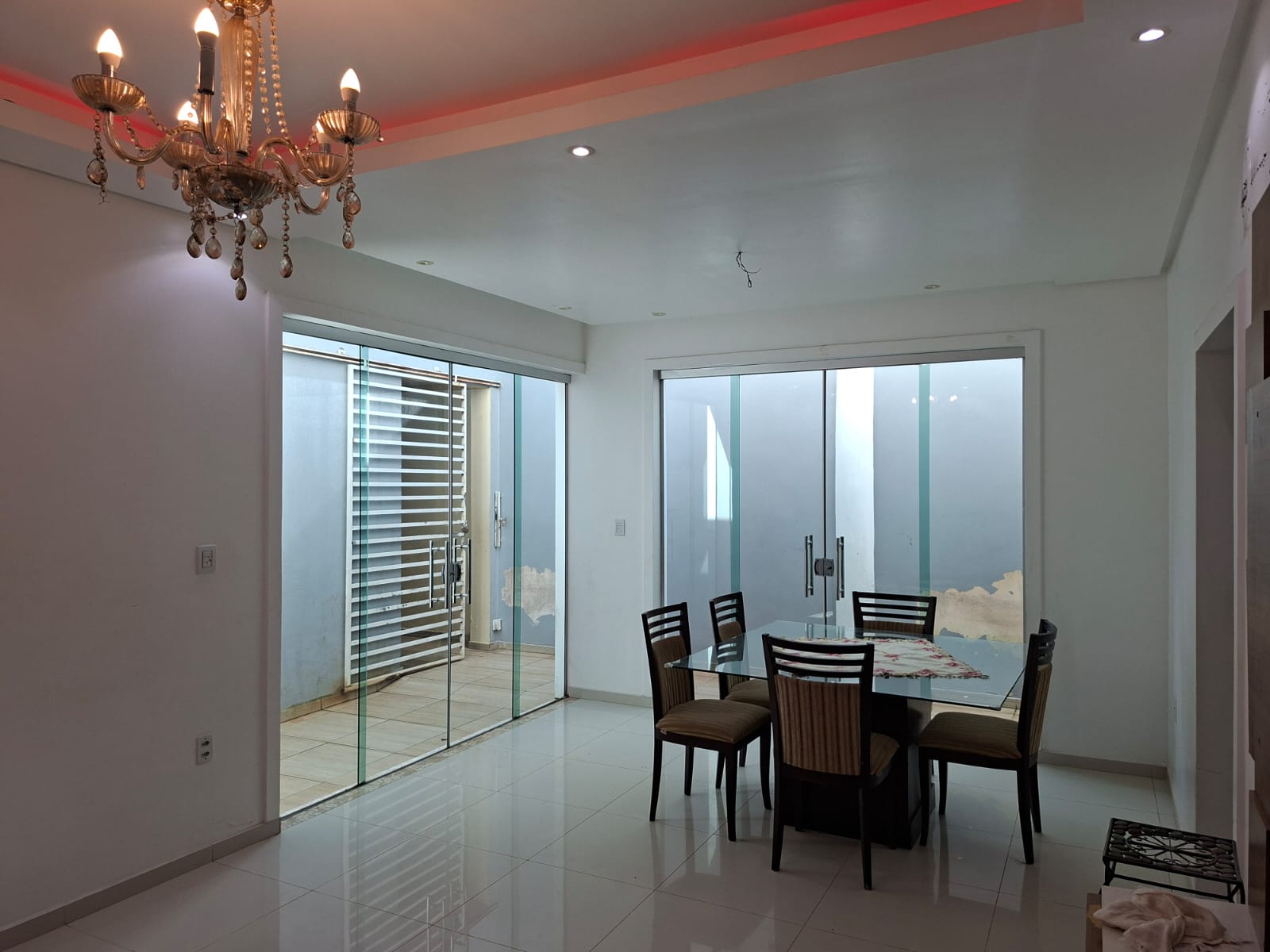 EXCELENTE CASA DE 2 PAVIMENTOS COM MOBÍLHAS, PADRÃO MODERNO - PARA LOCAÇÃO - VILA DOS CABANOS - BARCARENA/PA.